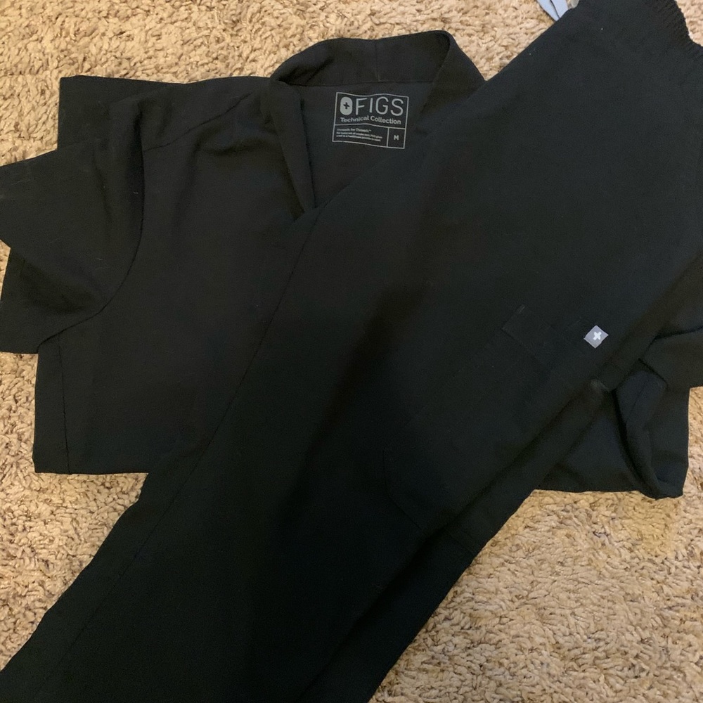 Medium Figs technical black scrubs, LE Banepa top